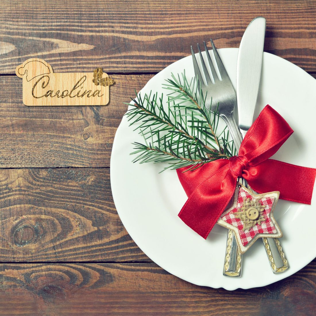 Marcasitio de Navidad sobre un plato con lazo rojo